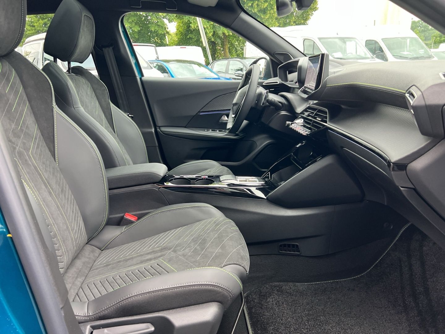 Fahrzeugabbildung Peugeot 2008 GT HYBRID 145 e-DSC6 El. Panodach Navi ACC