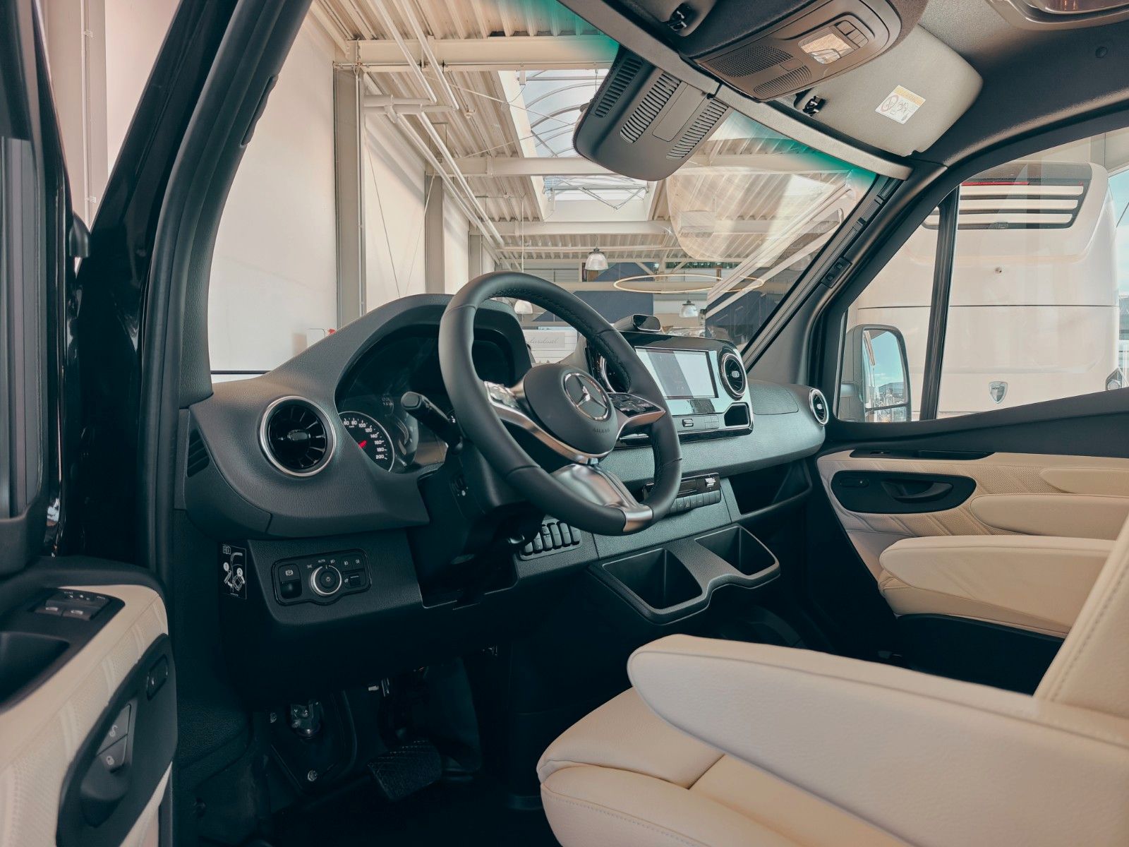 Fahrzeugabbildung HYMER / ERIBA / HYMERCAR B-KLASSE MC T 680 PREMIUM - MATARA TEAK by palmo