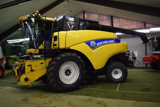 New Holland CR 9090 Elevation