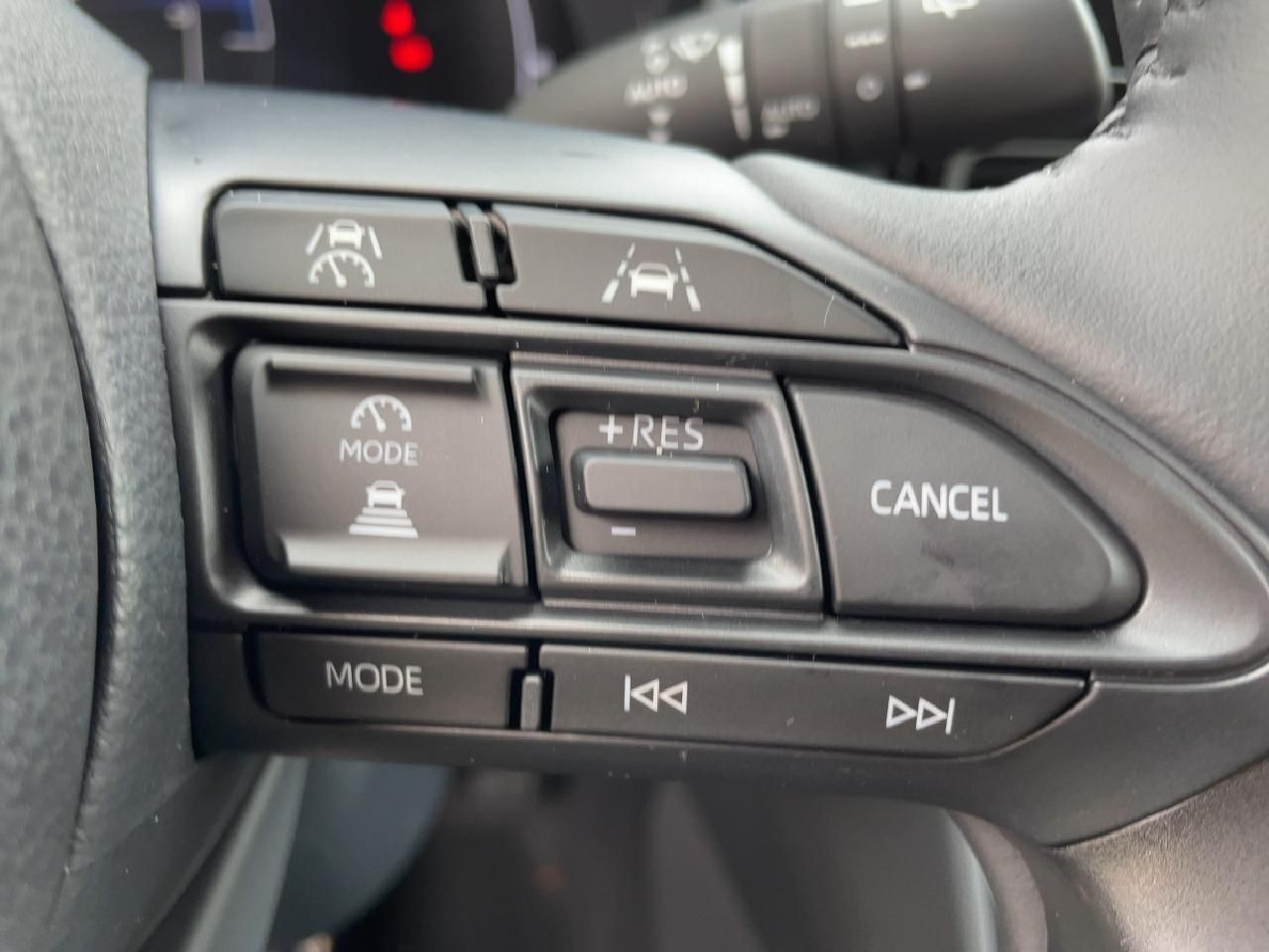 Fahrzeugabbildung Toyota Yaris Cross 130PS Hybrid SONDEREDITION Black&Whi
