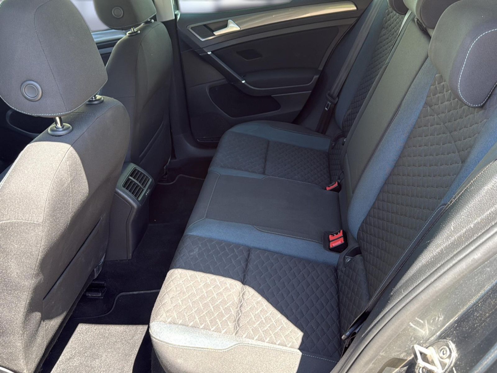 Fahrzeugabbildung Volkswagen Golf VII Lim. IQ.DRIVE / unfallfrei