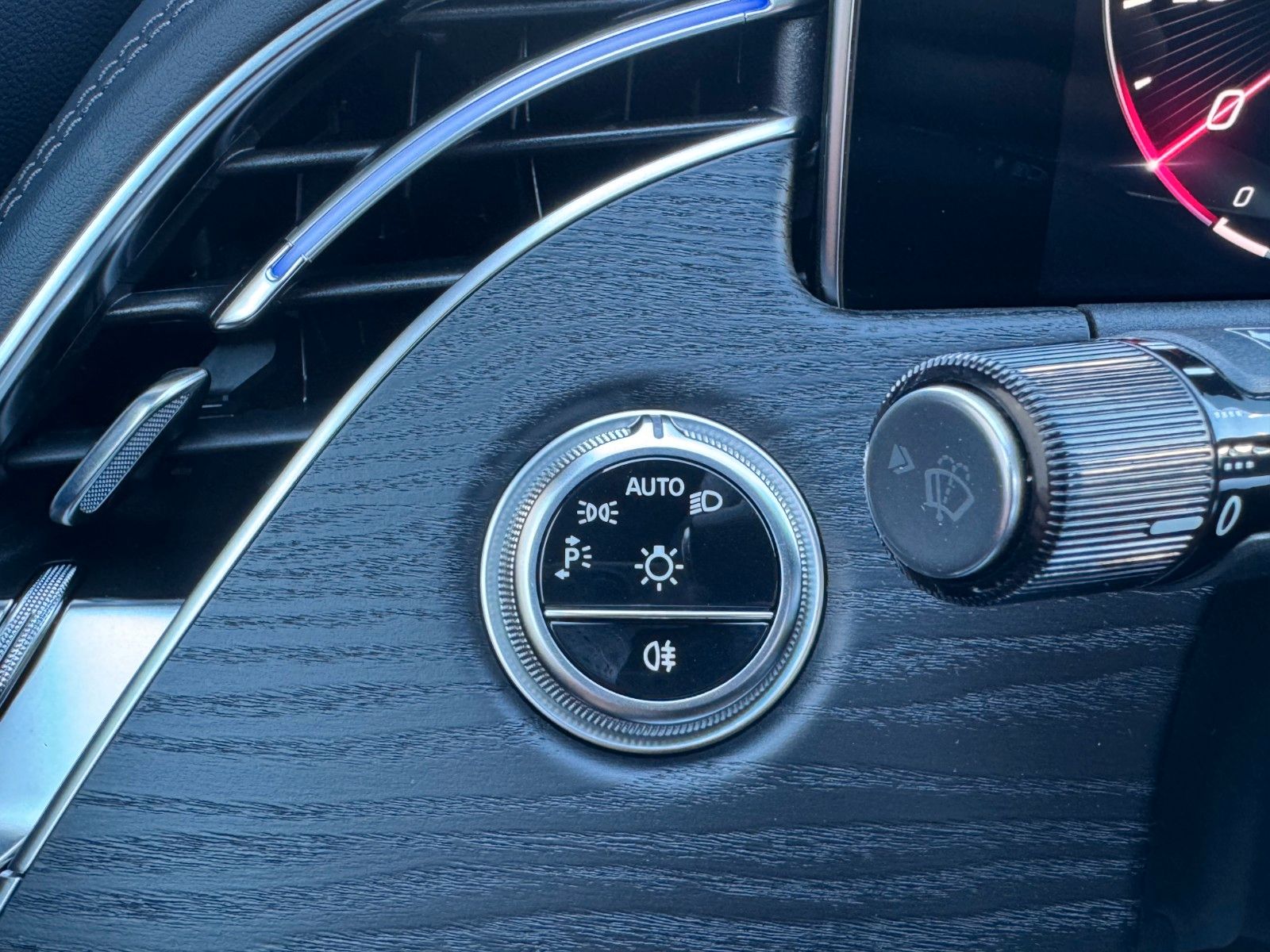 Fahrzeugabbildung Mercedes-Benz E 200 9G+AMG+NIGHT+KEYL+LED+DAB+TOTW+SPUR+MBUX+
