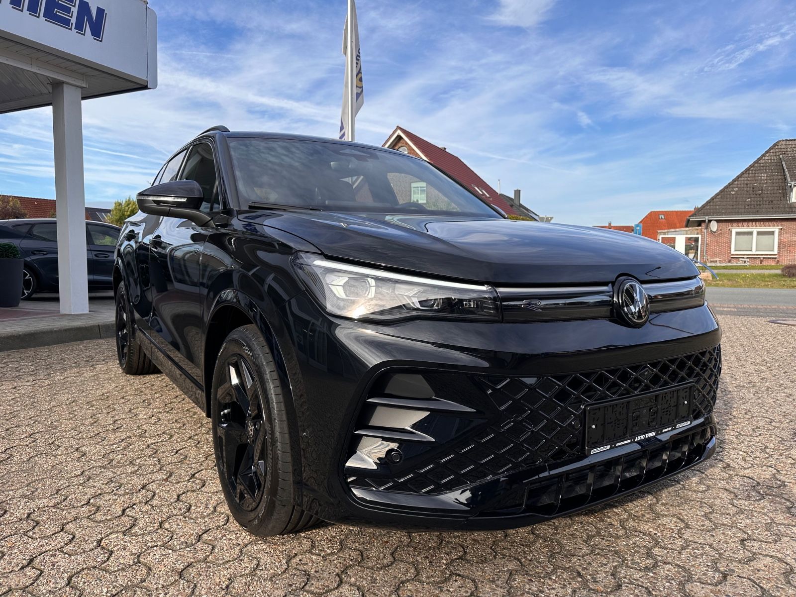 Fahrzeugabbildung Volkswagen Tiguan R-Line 2.0 TDI DSG Black/Pano/Matrix/AHK