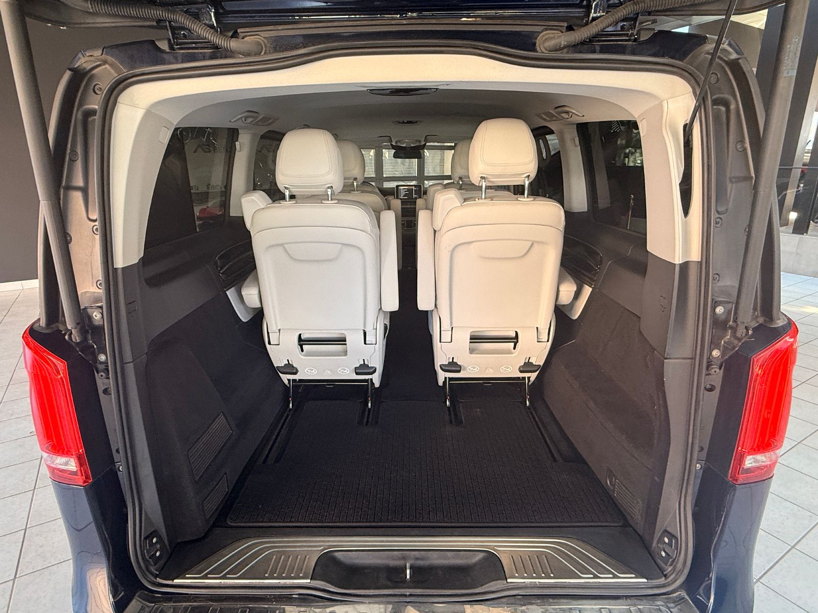 Fahrzeugabbildung Mercedes-Benz V 250/AVANTGARDE/LANG/4MATIC/LEDER/LED/NAVI/6SIT