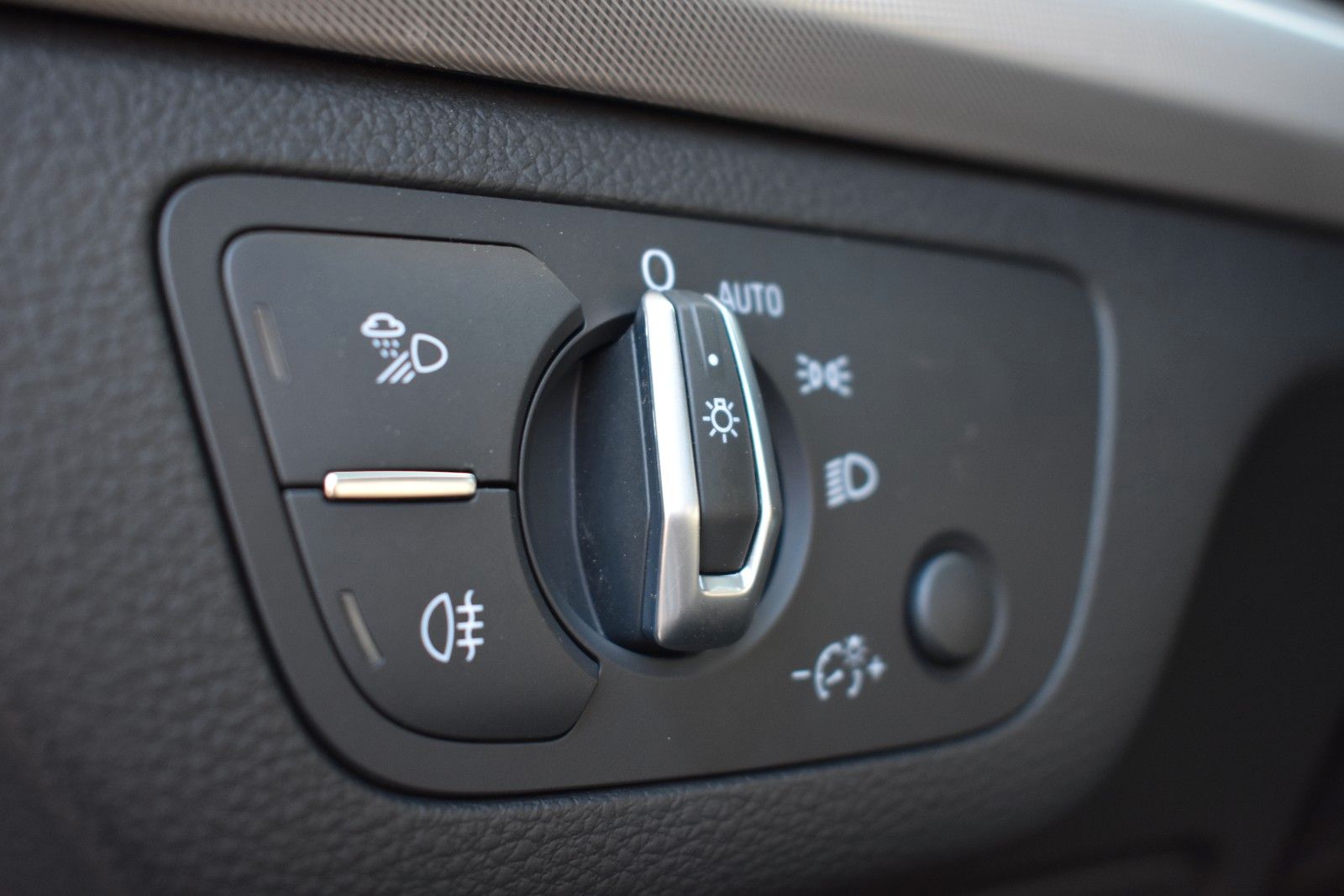Fahrzeugabbildung Audi Q5 40 TDI quattro sport/Anhänger/LED/Tempomat