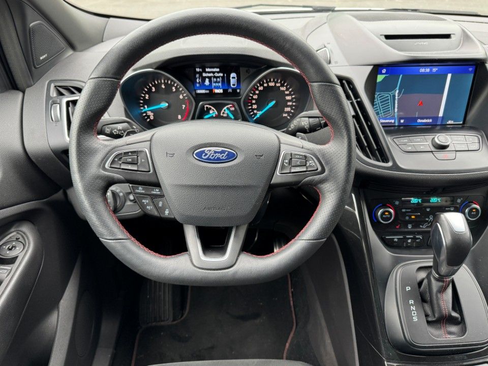 Fahrzeugabbildung Ford Kuga 2.0 ST-Line Pano Navi Teilleder 4x4