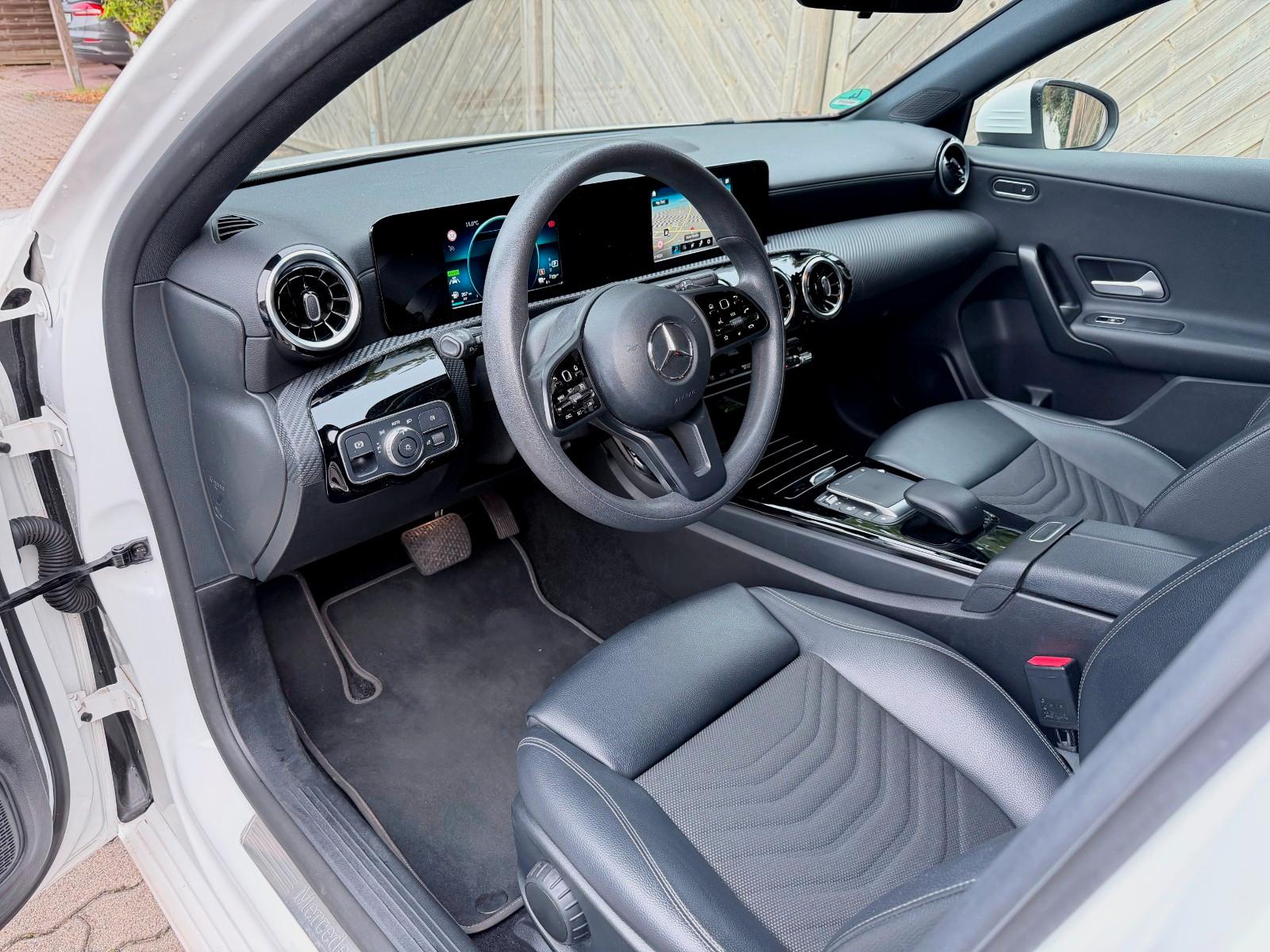 Mercedes-Benz A 250 e°Navigation°Parkass.°LED