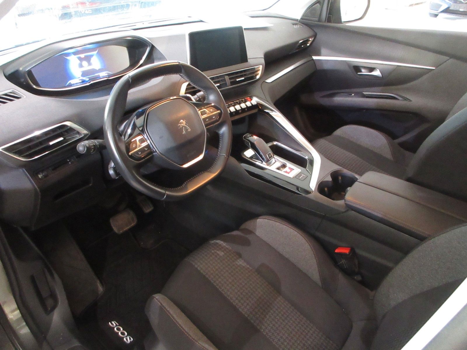 Fahrzeugabbildung Peugeot 5008 Active 1.2T LED/NAVI/PDC/TEMPOMAT