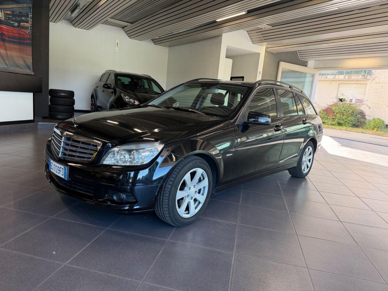Mercedes-Benz C200 2011 — салон