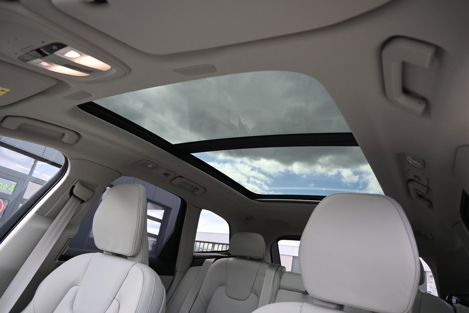 Fahrzeugabbildung Volvo XC60 B5 AWD Ultra Dark*LUFT*360°*ACC*B&W*AHK