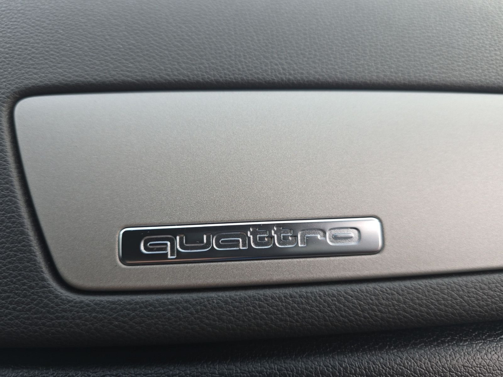 Fahrzeugabbildung Audi Q3 2.0 TDI quattro S-Line Automatik/Navi/PDC/