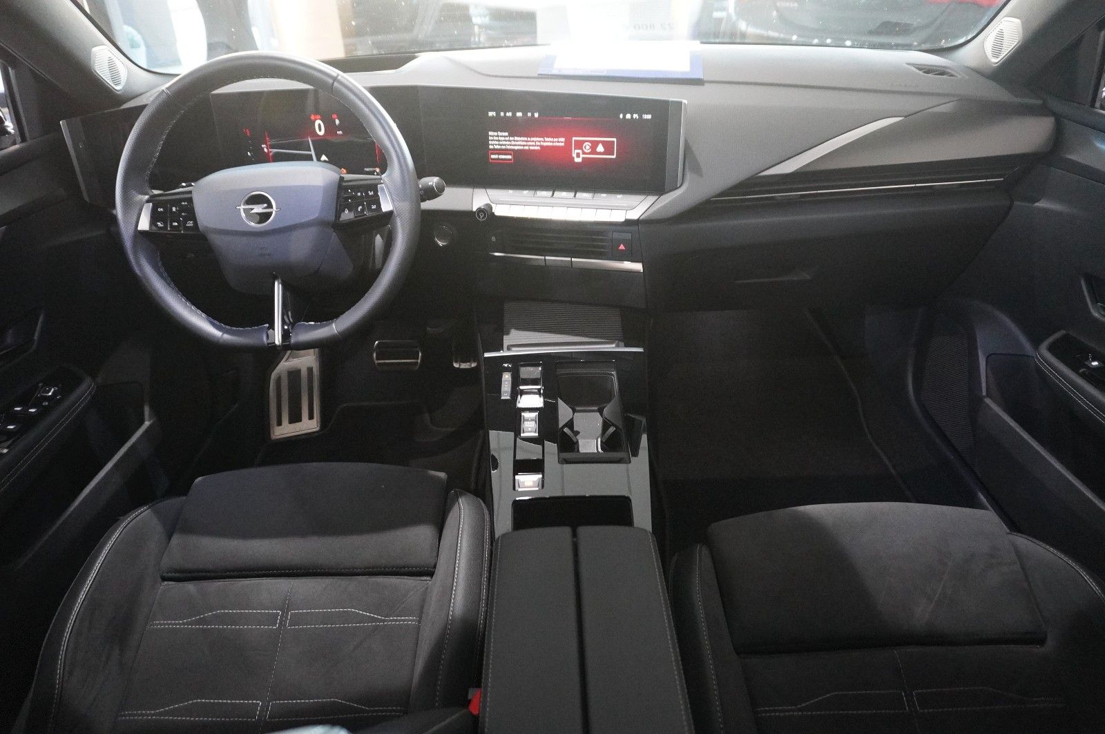 Fahrzeugabbildung Opel Astra L ST 1.2T ULTIMATE NAVI/LED/360°/HUD/AHK