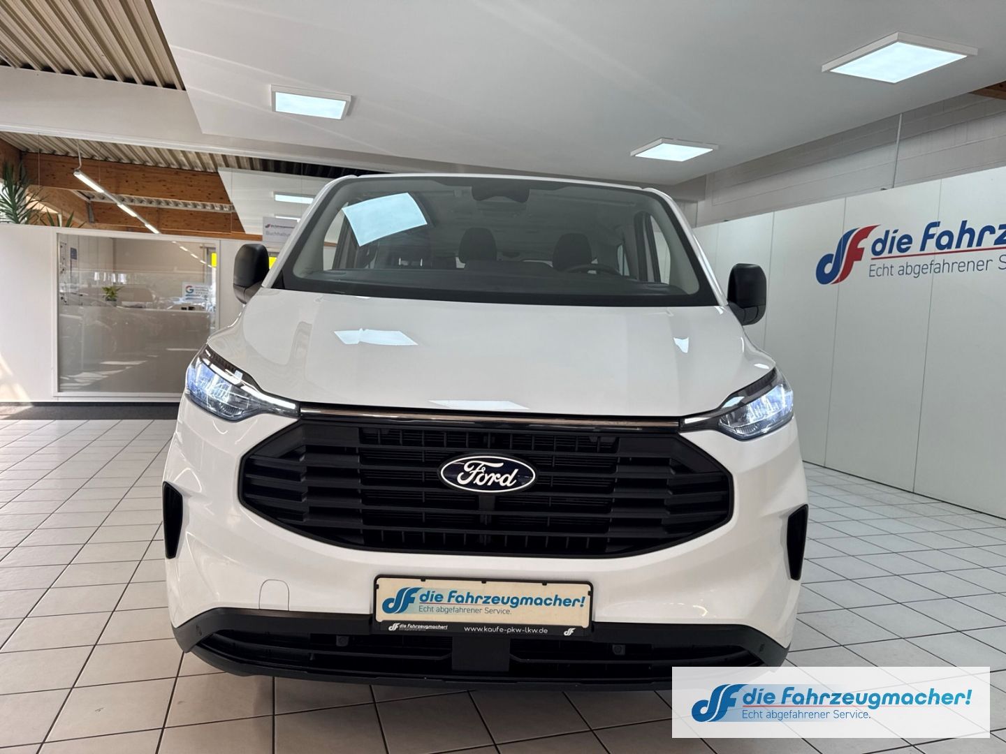 Fahrzeugabbildung Ford Transit Custom Kombi 320 L2 FWD Trend Navi LED K