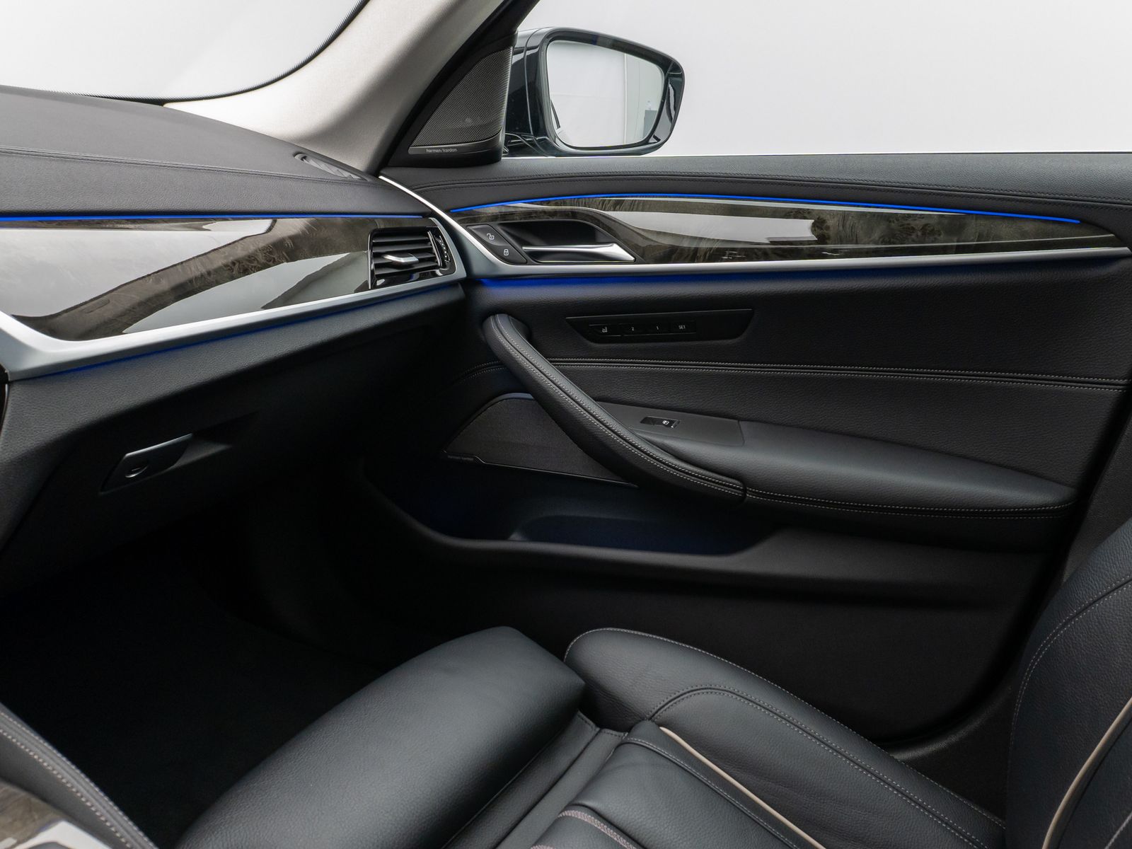 Fahrzeugabbildung BMW 520d Luxury Line Kamera HUD H/K Massage DisplKey