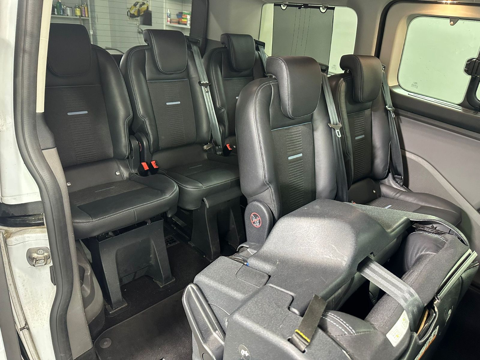 Fahrzeugabbildung Ford Tourneo Custom 320  L1H1 *AHK*ACTIVE*8-Sitzer*