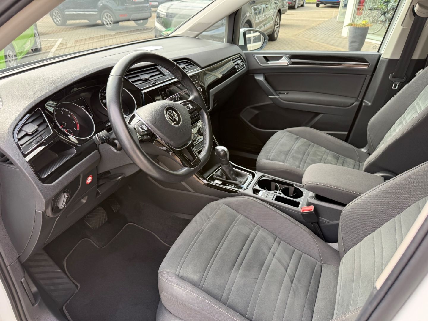 Fahrzeugabbildung Volkswagen Touran Highline BMT Sportpaket AHK Pano Navi LED
