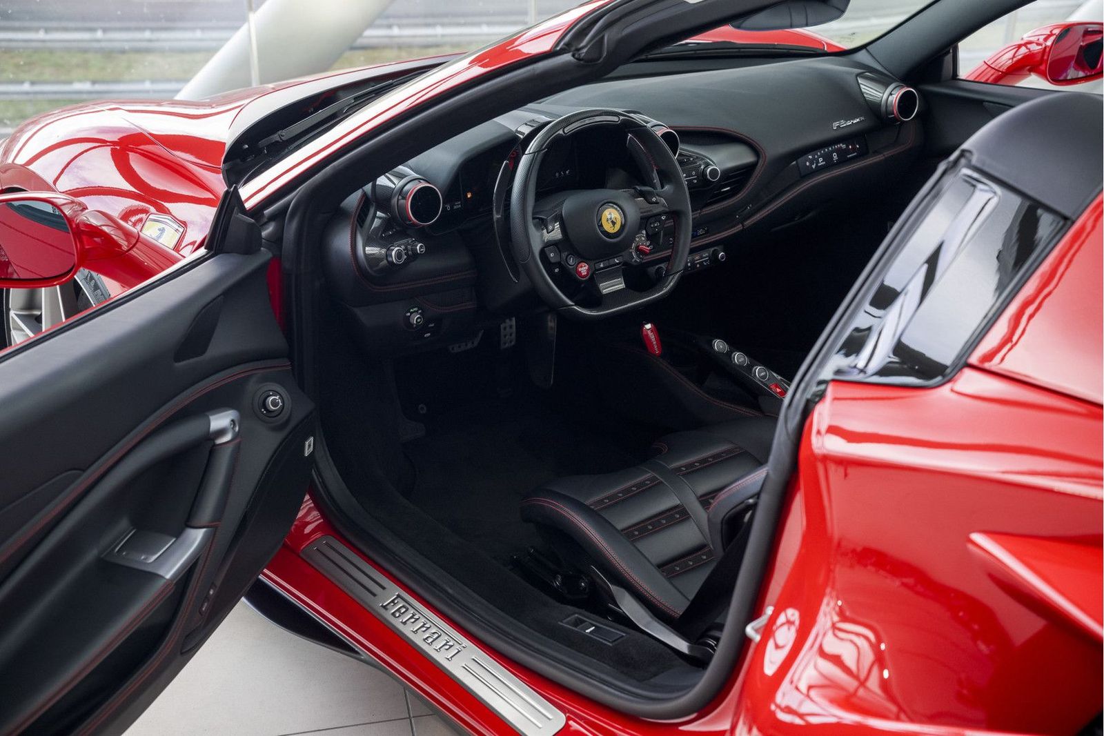Ferrari F8 Spider 3.9 V8 | Passenger | Lift | Apple Carp imagem 2