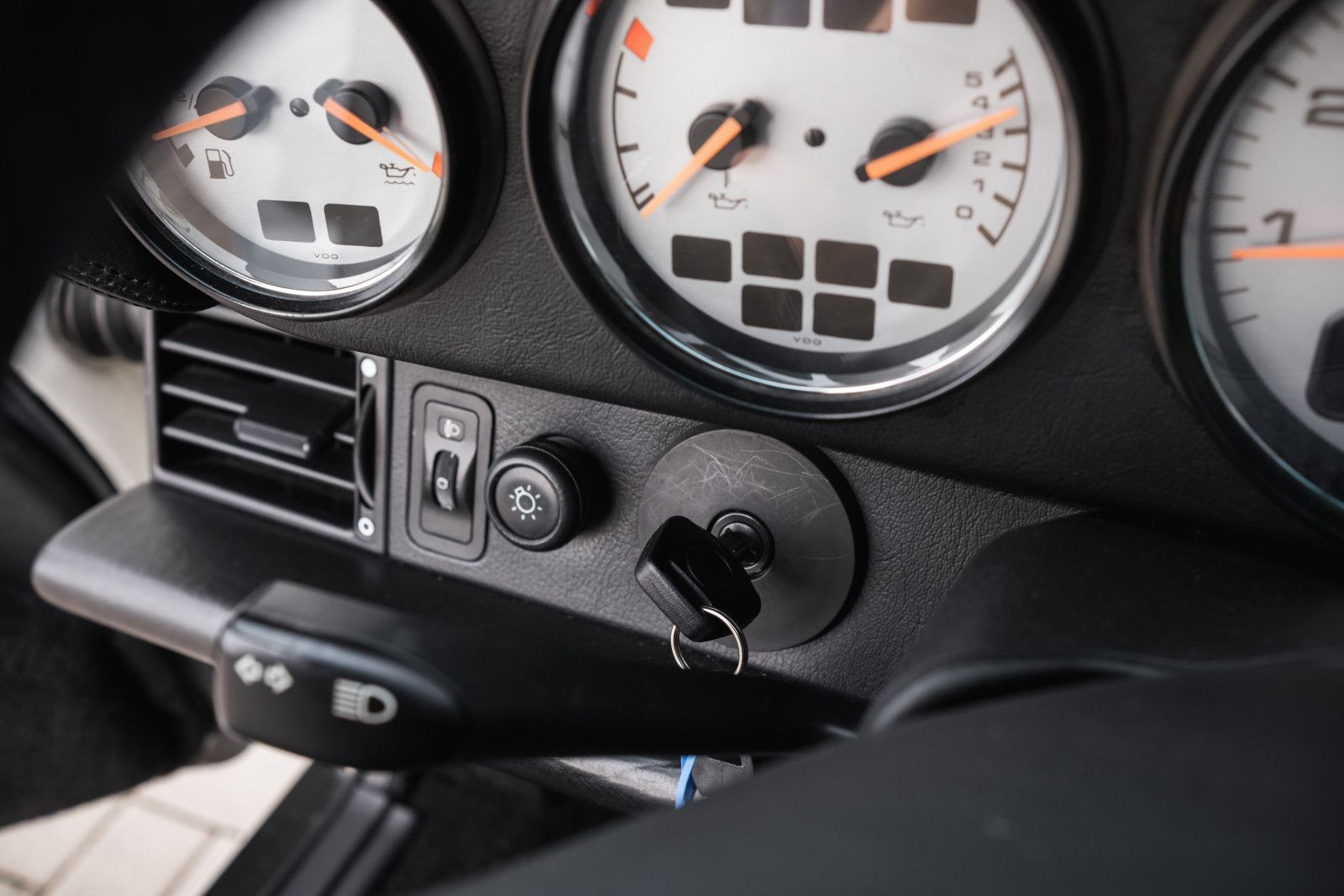 Fahrzeugabbildung Porsche 993/911 Carrera Coupé DAB-Tuner-Navigation