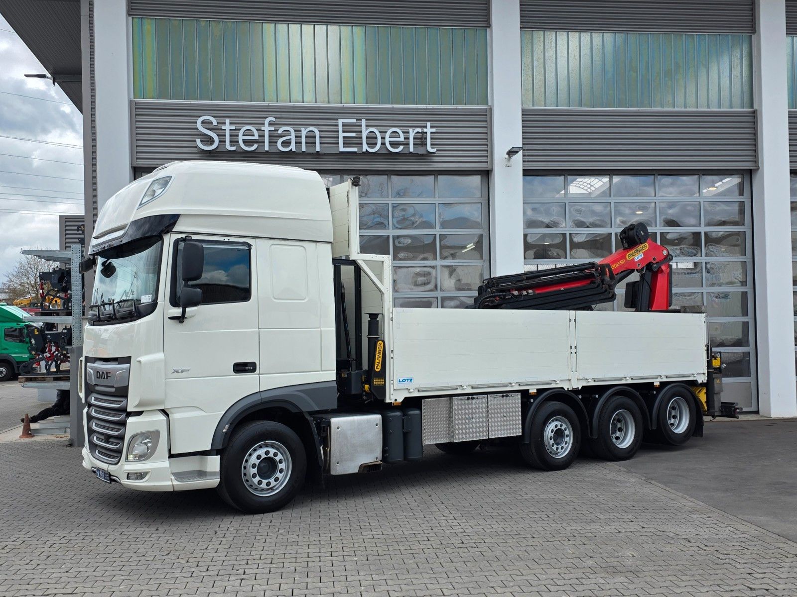 Fahrzeugabbildung DAF XF 530 8x2 Palfinger PK 34002 SH+JIB+Winde Funk