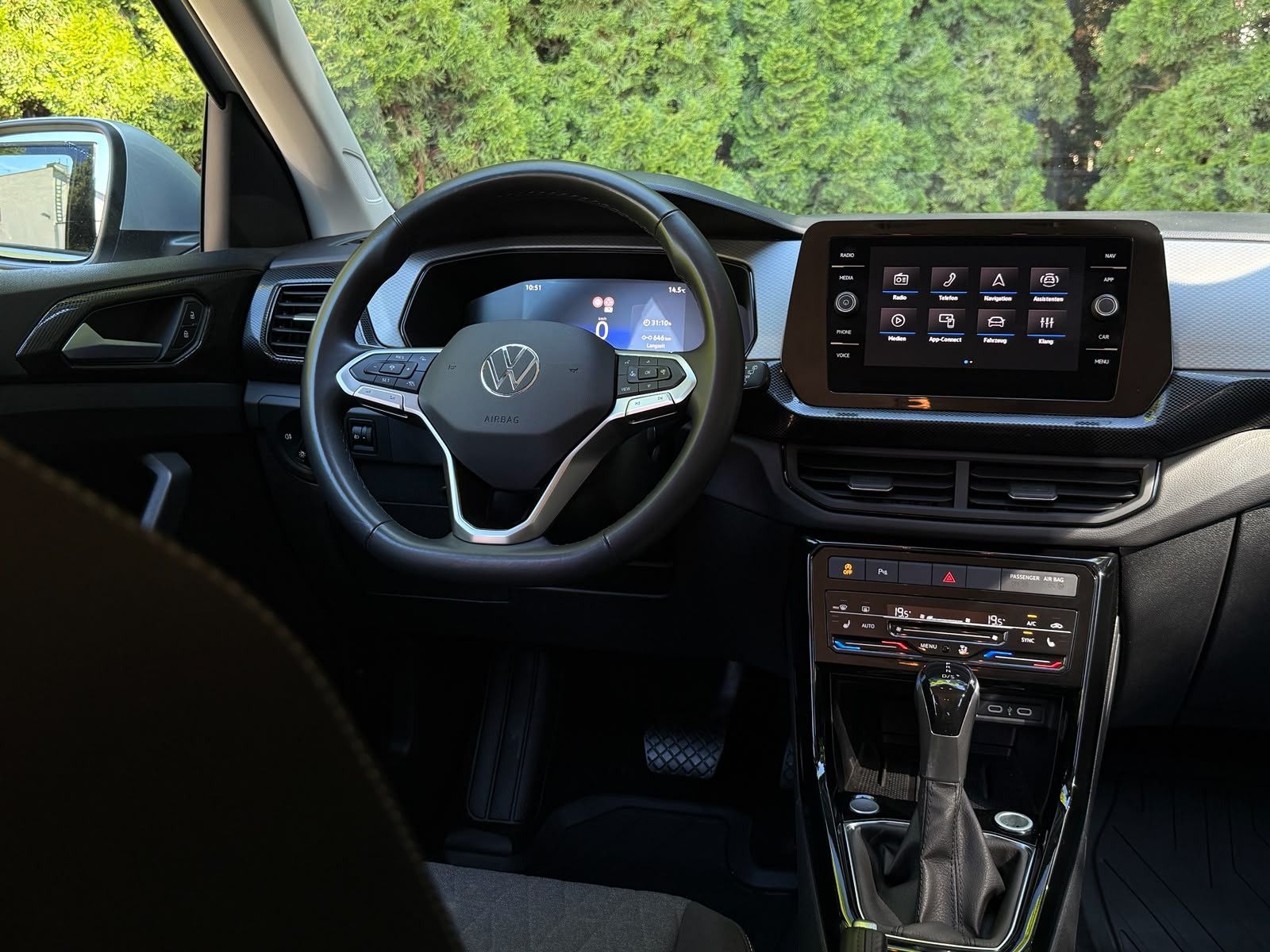 Fahrzeugabbildung Volkswagen T-Cross 1.0 TSI DSG Life LED+KAM+ACC+CARPL+SHZ+