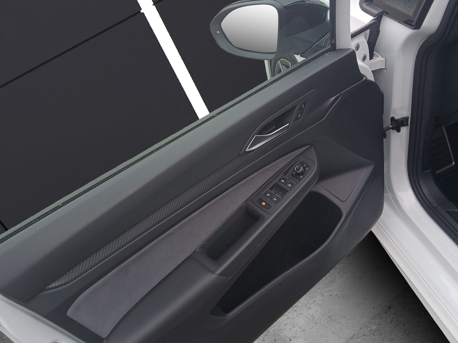 Fahrzeugabbildung Volkswagen Golf VIII Variant R DSG 4M LEDplus AHK Navi Harm