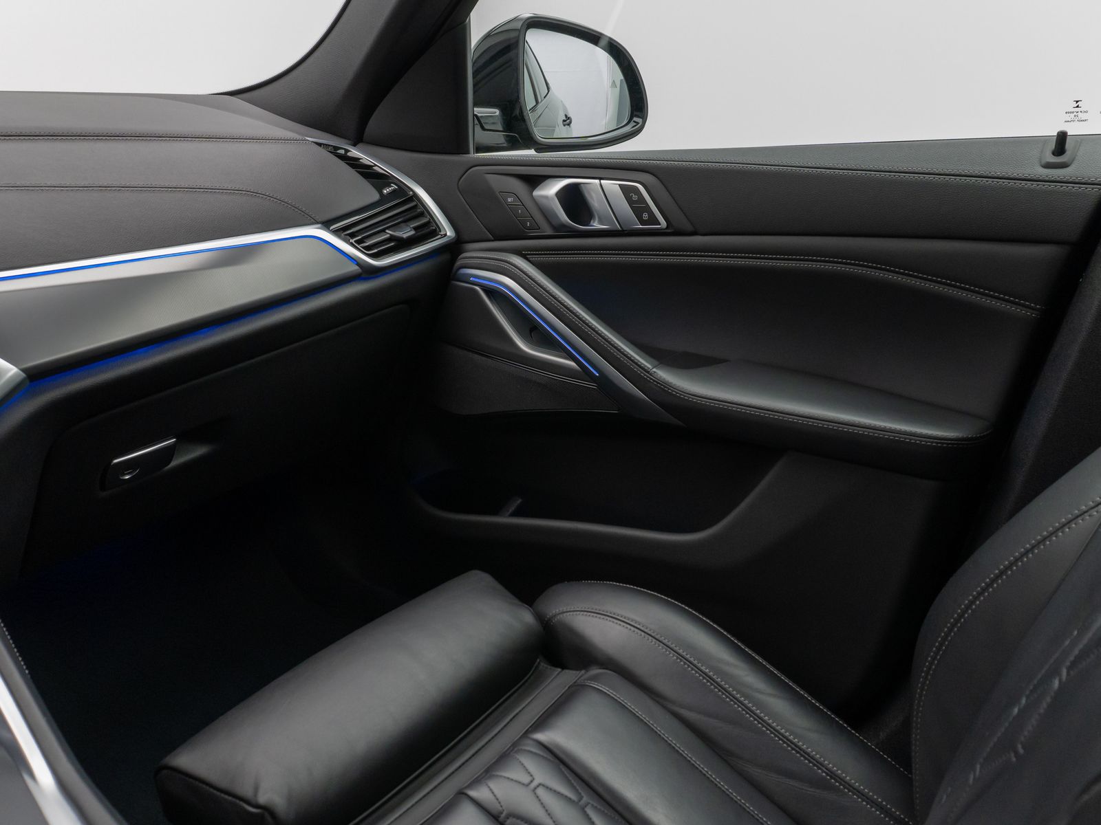 Fahrzeugabbildung BMW X6 xD30d M Sport DAB 360°DisplKey AHK Alarm 22"