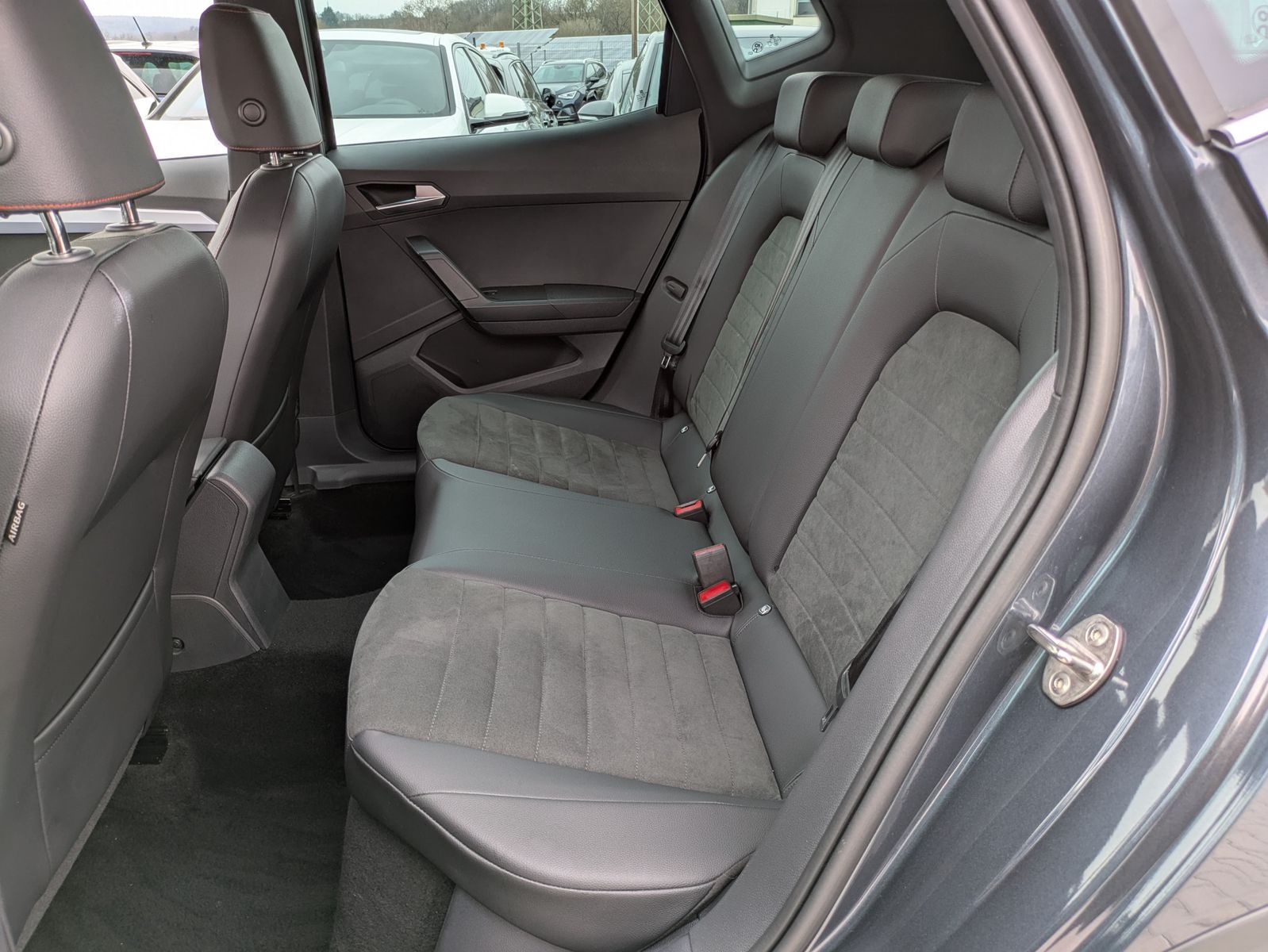 Fahrzeugabbildung SEAT Arona 1.0 TSI FR DSG AHK*ACC*LED*APP*DAB*KAMERA