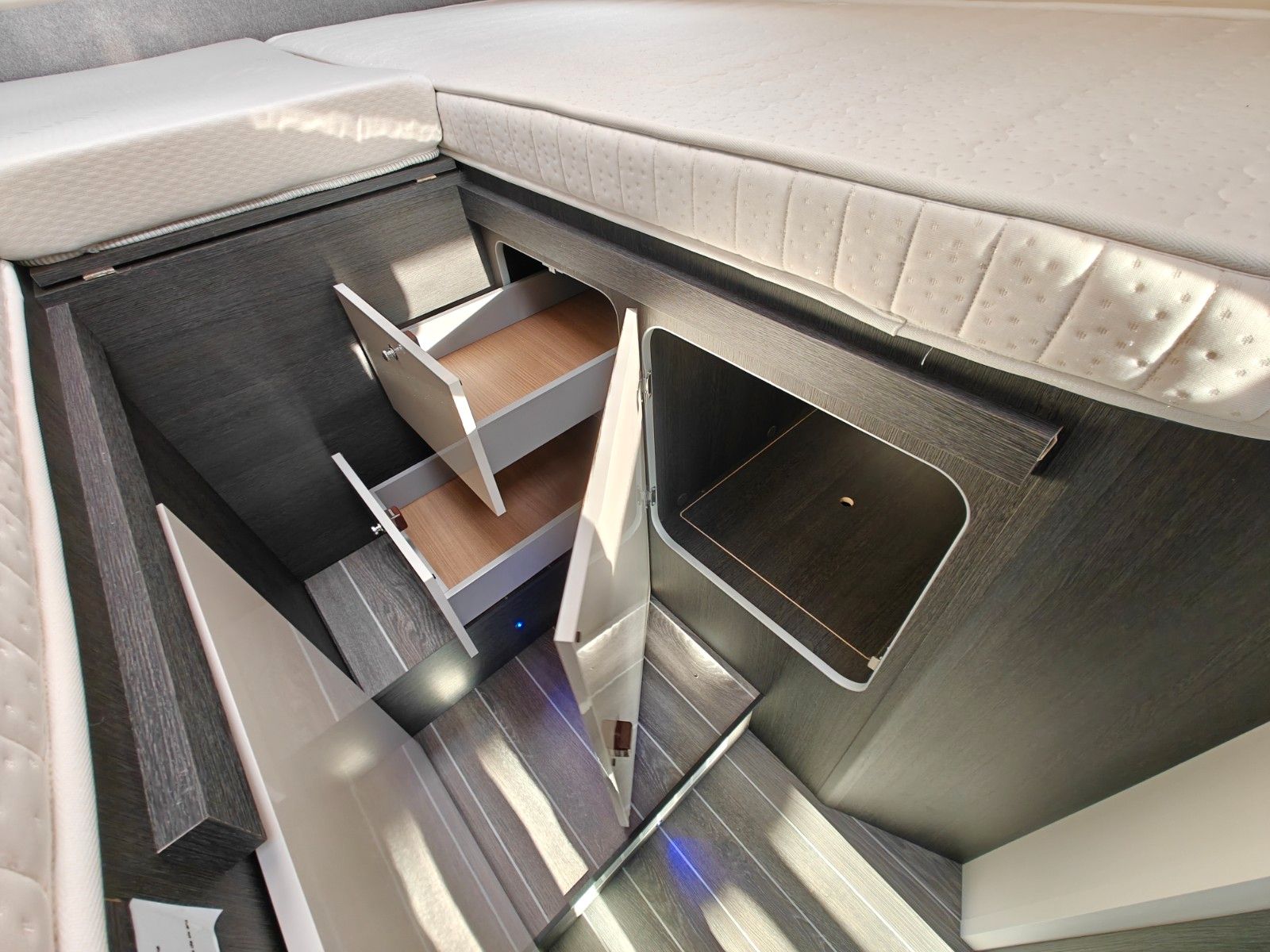 Fahrzeugabbildung Roller Team Kronos 287 TL - Face2Face, Hubbett, Einzelbetten