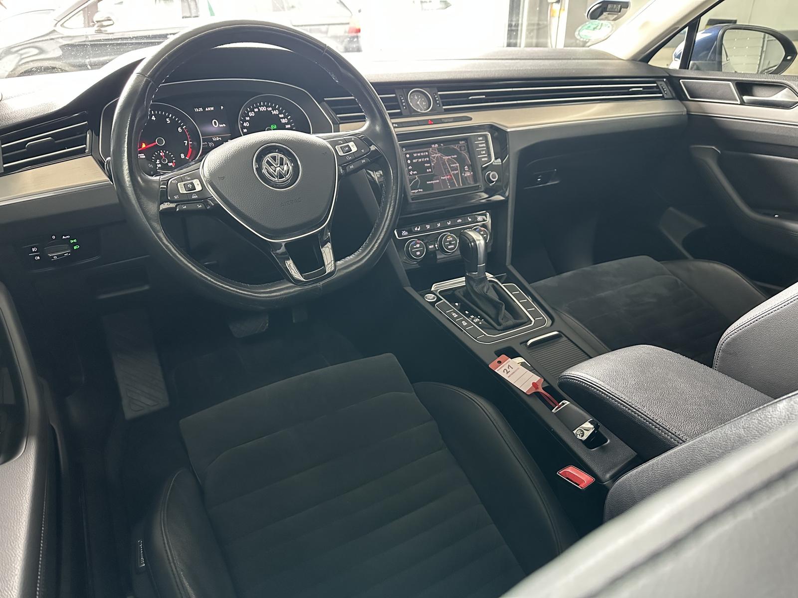 Volkswagen Passat Highline Pano AHK SHZ Navi ACC