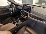 BMW M550I A X DRIVE*LEDER*NAVI*GSD*HEAD UP*STDHZ*LED - gebrauchte BMW M550 aus dem Jahr 2022