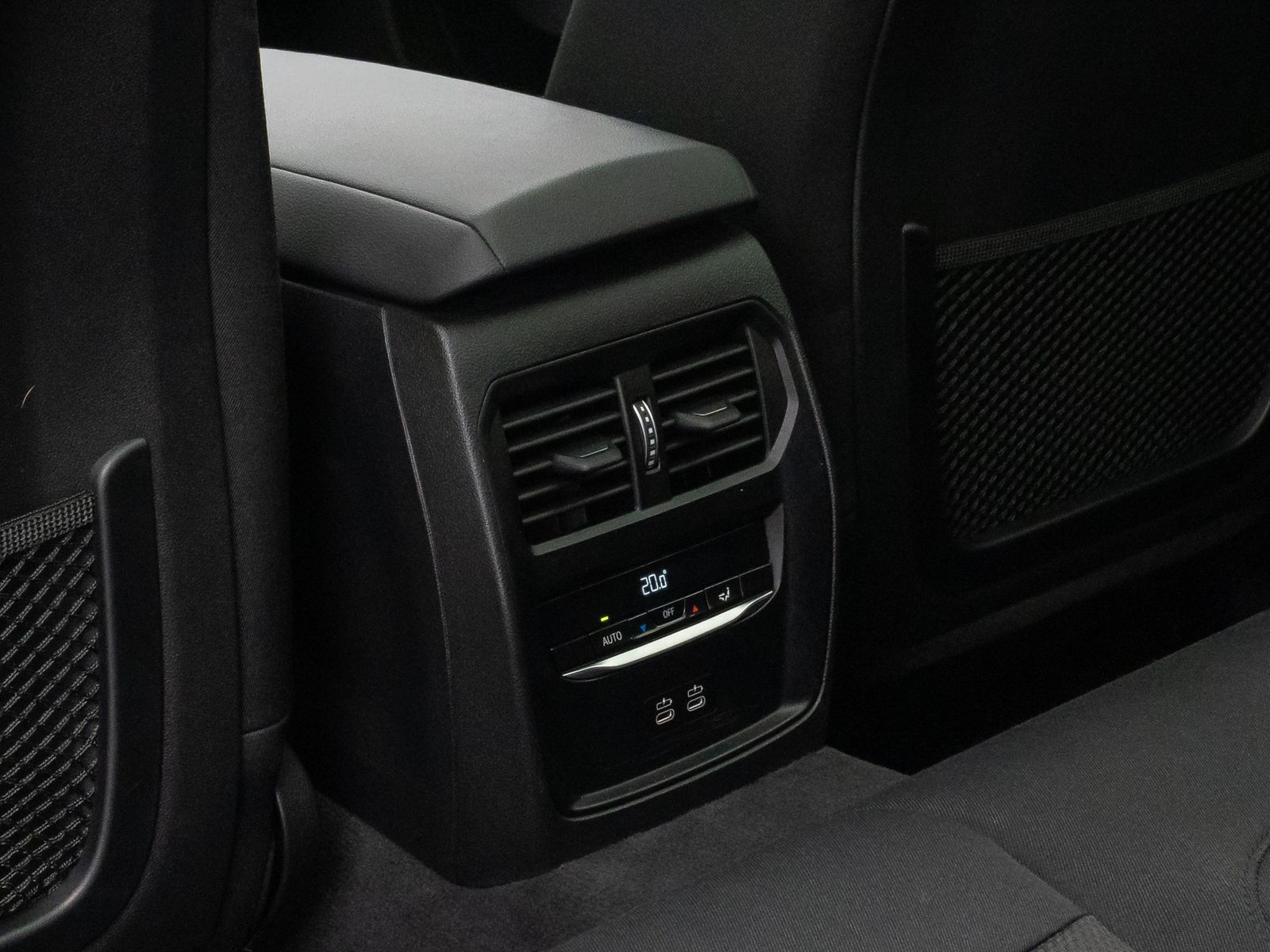 Fahrzeugabbildung BMW 320e Panoram Kamera HUD DAB HiFi Geschwindigkeit