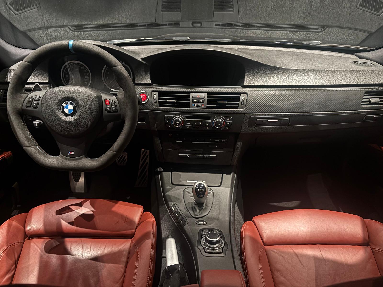 BMW M3 COMPETITION E90 4.0 V8 420ch DKG - ÉCHAPPEMENT M PERFORMANCE - CUIR NOVILLO ROUGE - AUDIO BMW INDIVIDUAL - SUSPENSION EDC - TOIT OUVRANT