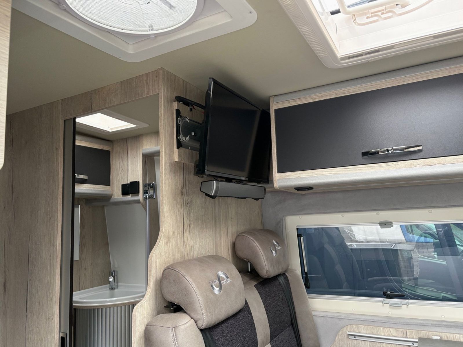 Fahrzeugabbildung MegaMobil 600 Classic - TV-Lithium-Solar-AHK-Media-18