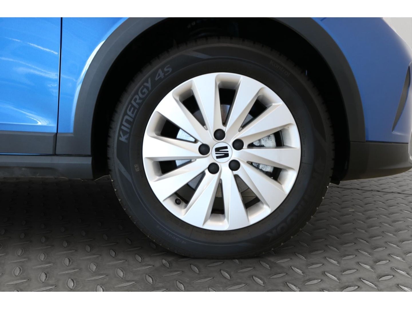 Fahrzeugabbildung SEAT Arona Road Edition Navi Tempomat SHZ PDC LED