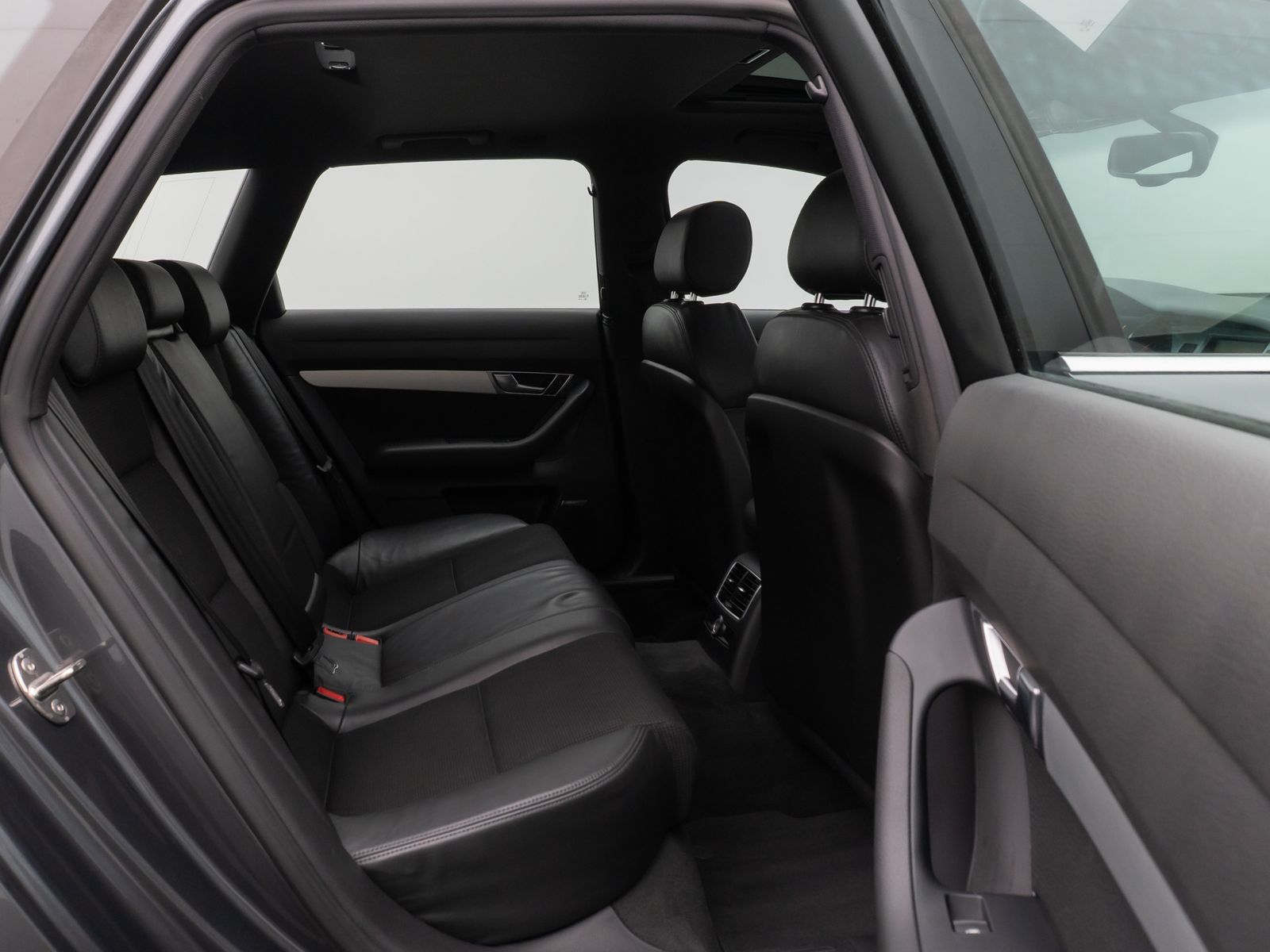 Fahrzeugabbildung Audi A6 Avant 2.7 TDI quattro S Line Glasdach Xenon