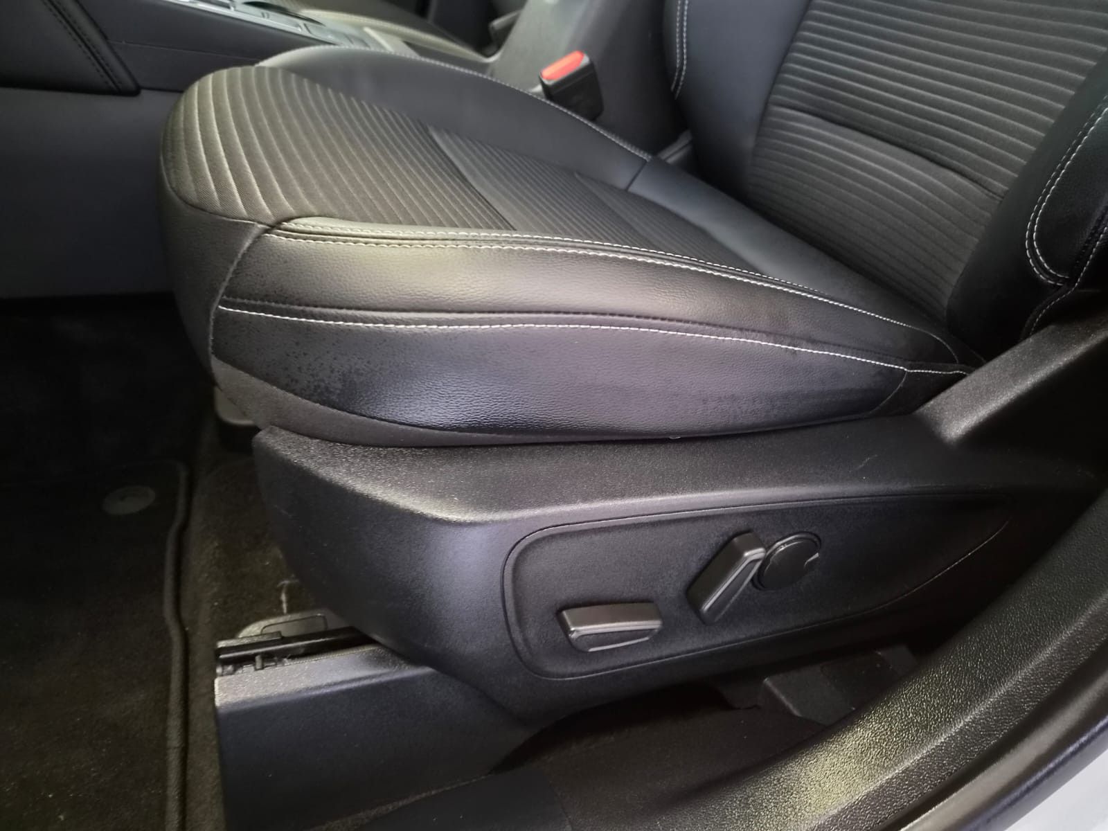Fahrzeugabbildung Ford Kuga Titanium X / AUTOMATIK / GARANTIE / LED
