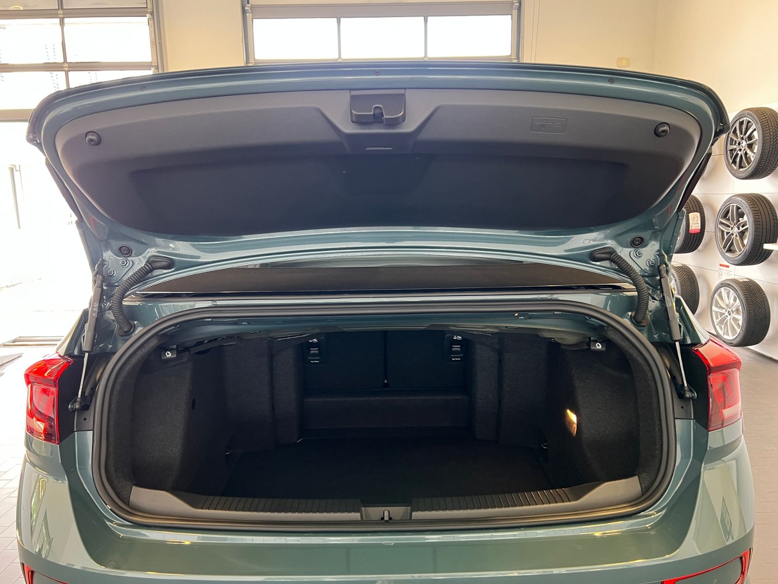 Fahrzeugabbildung Volkswagen T-Roc Cabriolet 1.5 TSI DSG *AHK, LED, Black Sty