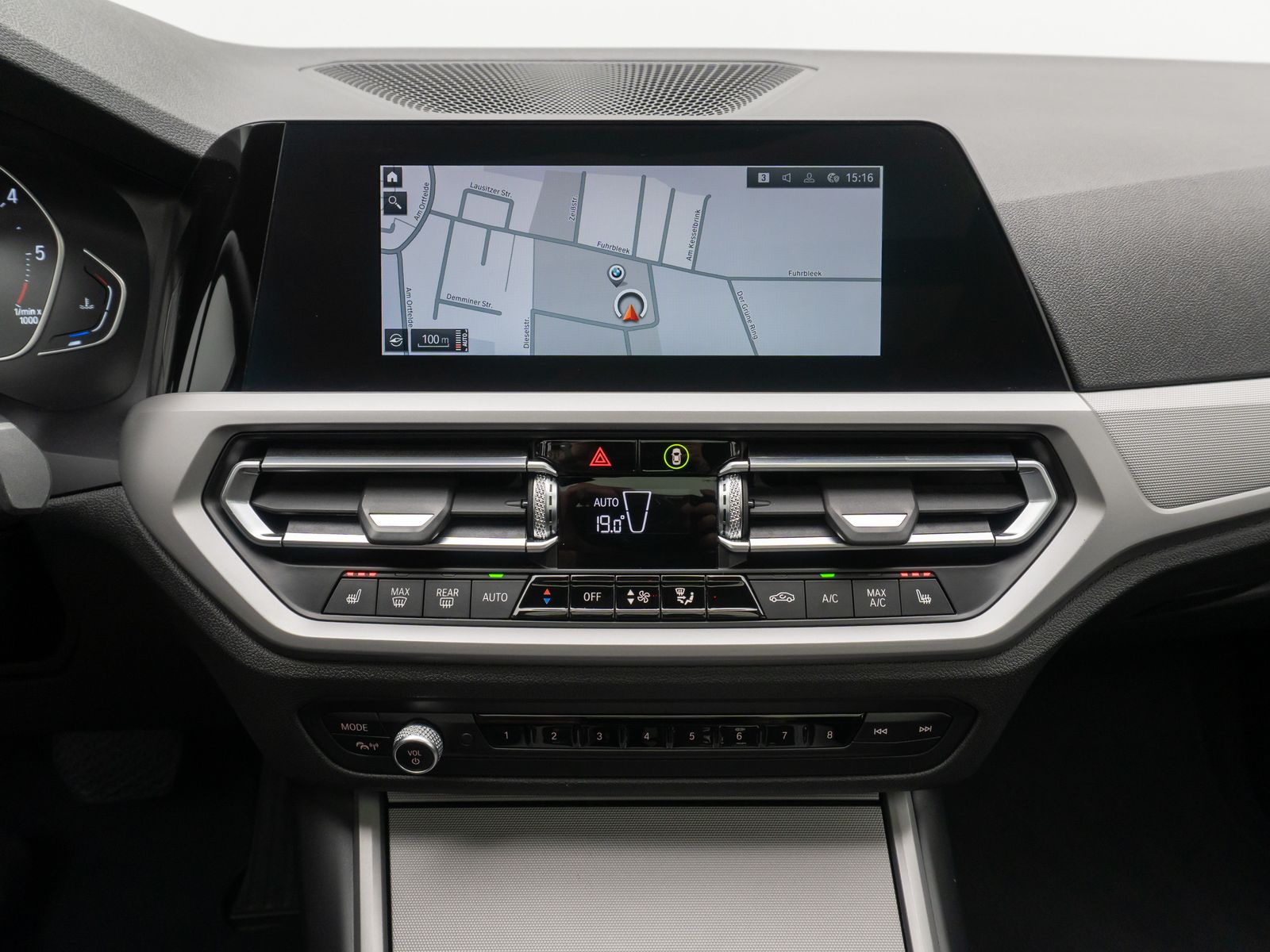 Fahrzeugabbildung BMW 320d xD Panorama PDC DAB Sport Geschwindigkeitsr