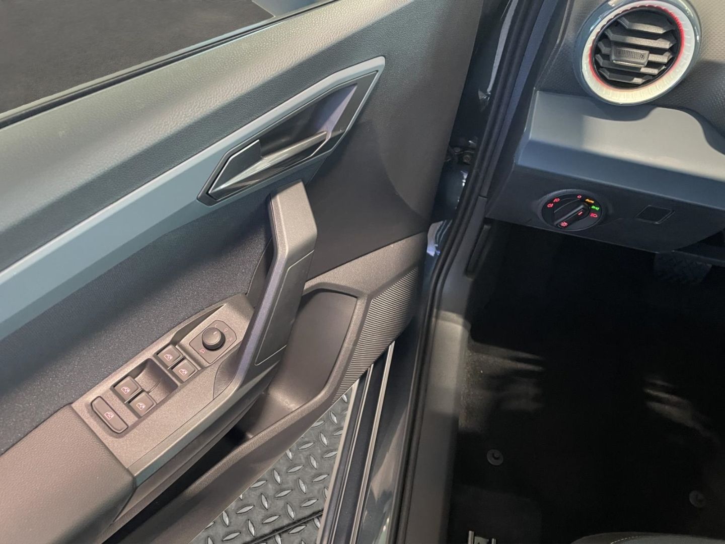 Fahrzeugabbildung SEAT Ibiza 1.0 TSI 85 kW Style Navi LED Mehrzonenklim