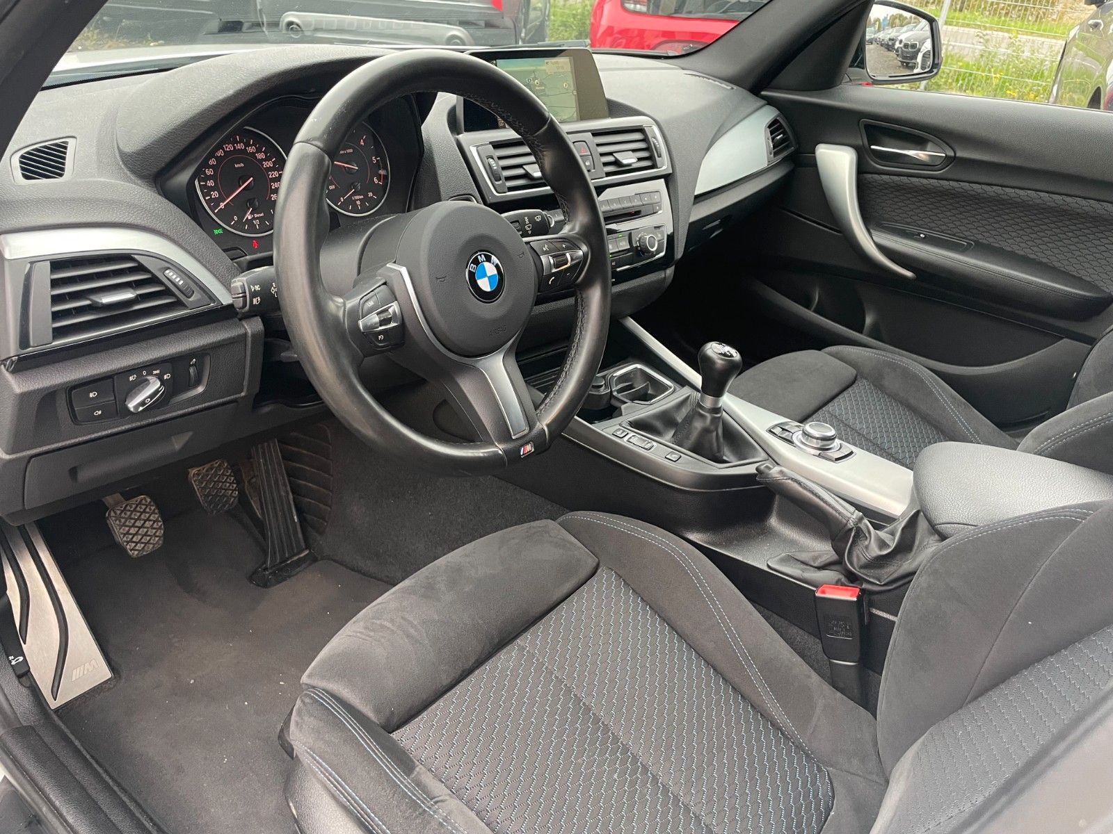 Fahrzeugabbildung BMW 118d 5-Türer M SPORTPAKET Navi LED PDC M SPORTFW