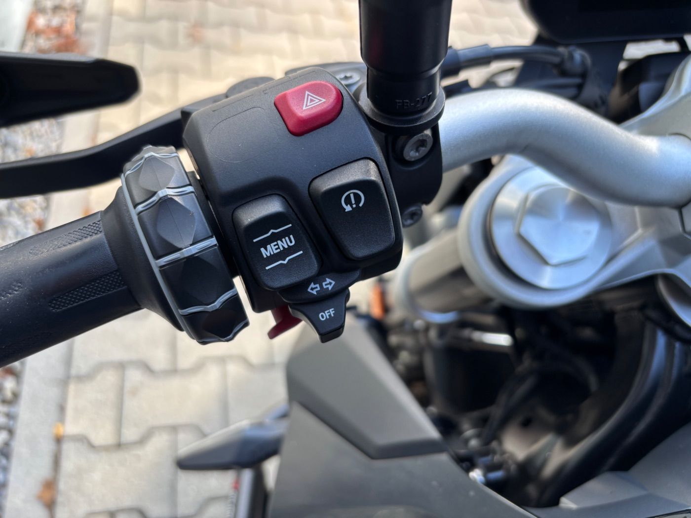 Fahrzeugabbildung BMW F 900 R Tieferlegung Seitenkoffer