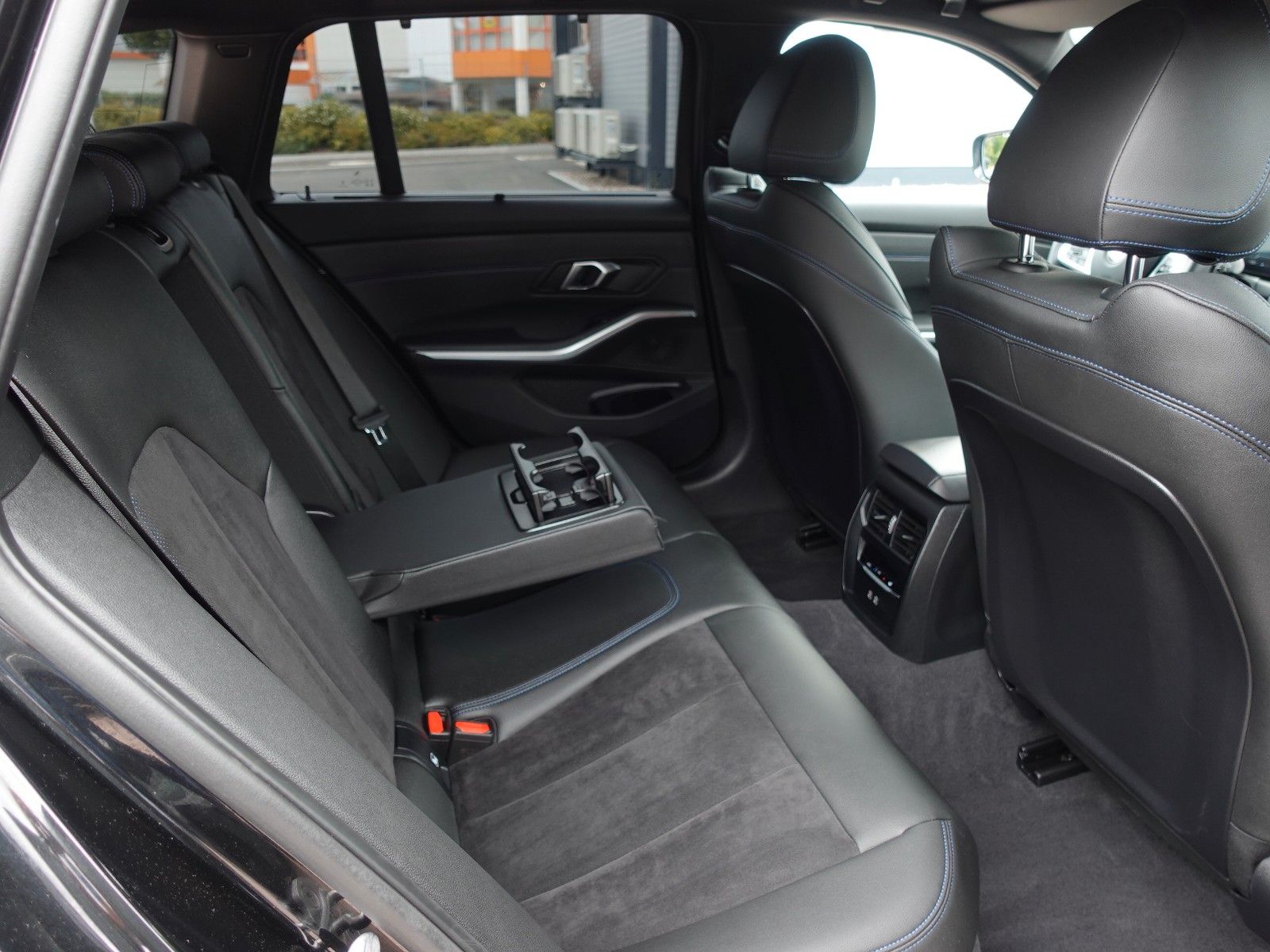 Fahrzeugabbildung BMW 318i Touring Aut. M Sportpaket Comf./Entert./HiF