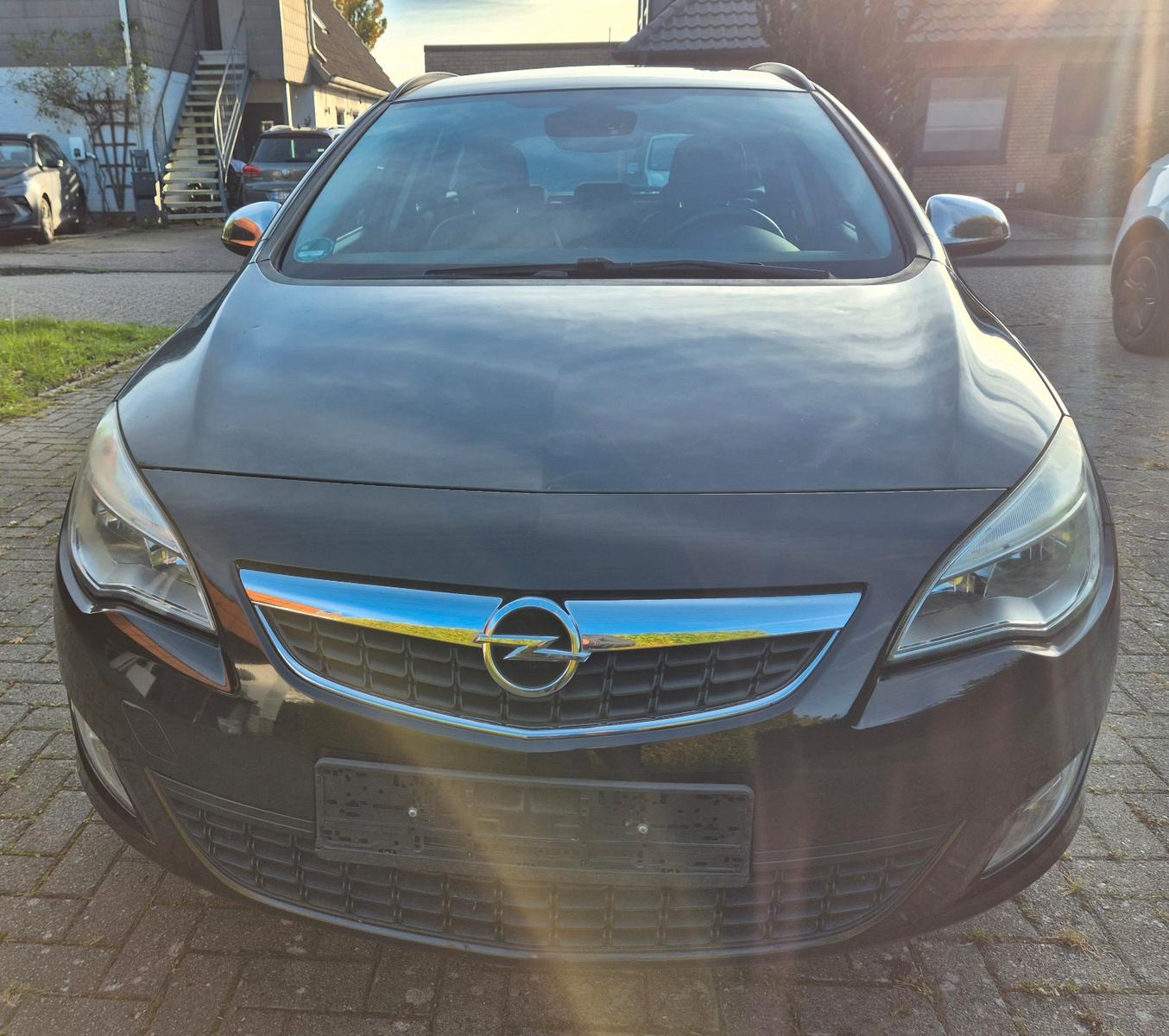 Opel Astra 2011 — rear view