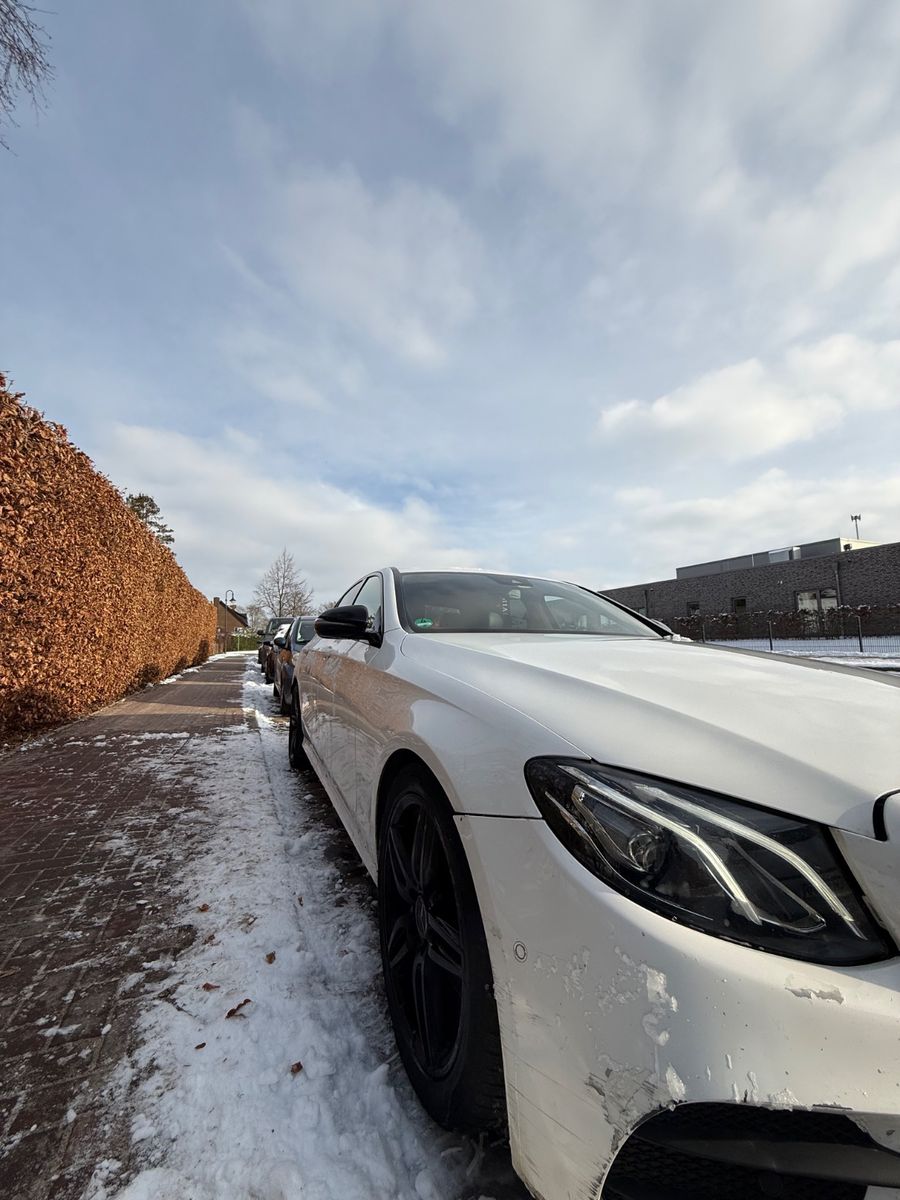 MERCEDES-BENZ E 220 d 4MATIC AMG Line Autom. AMG Line