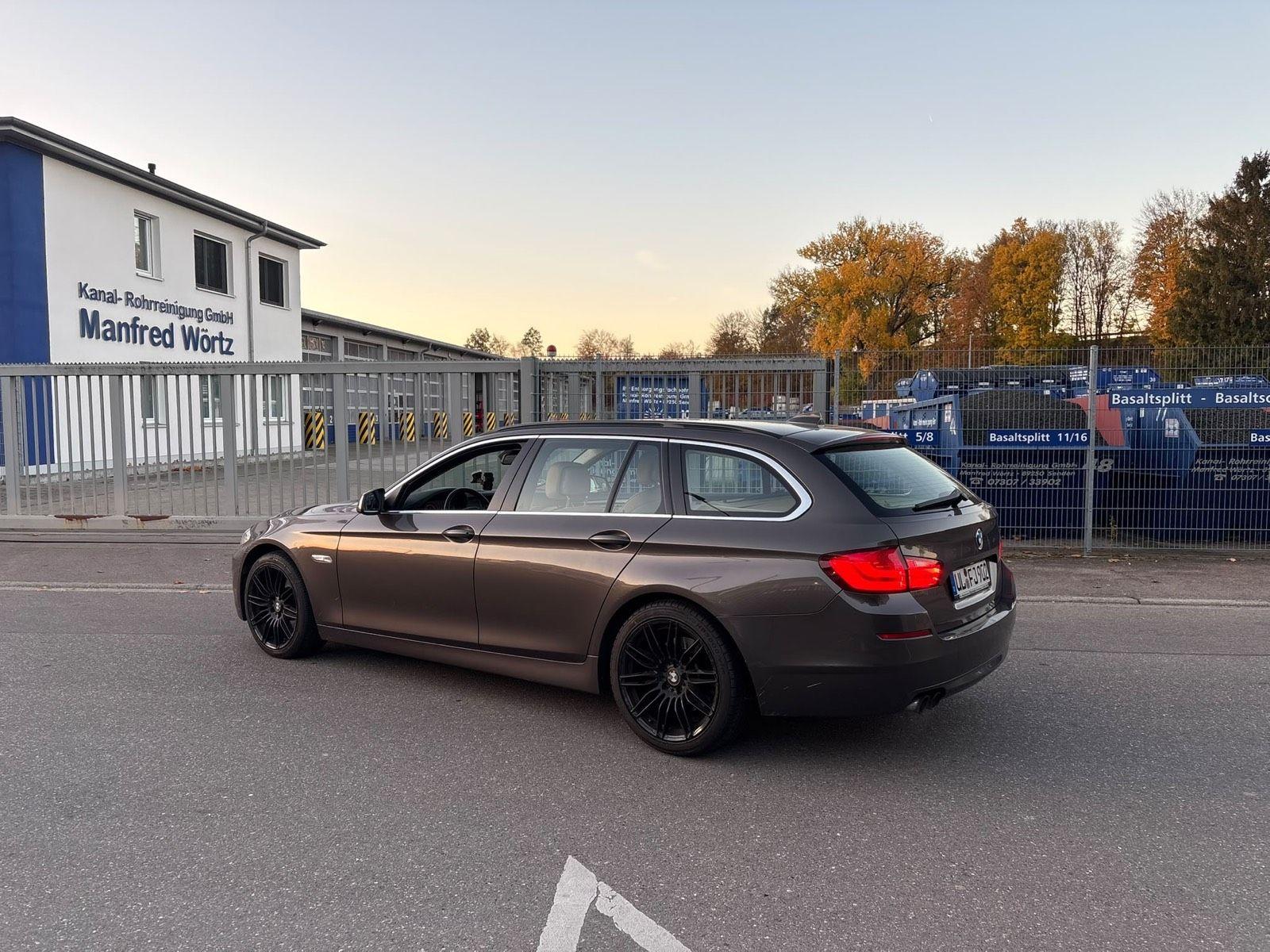 BMW 520 2011 — салон