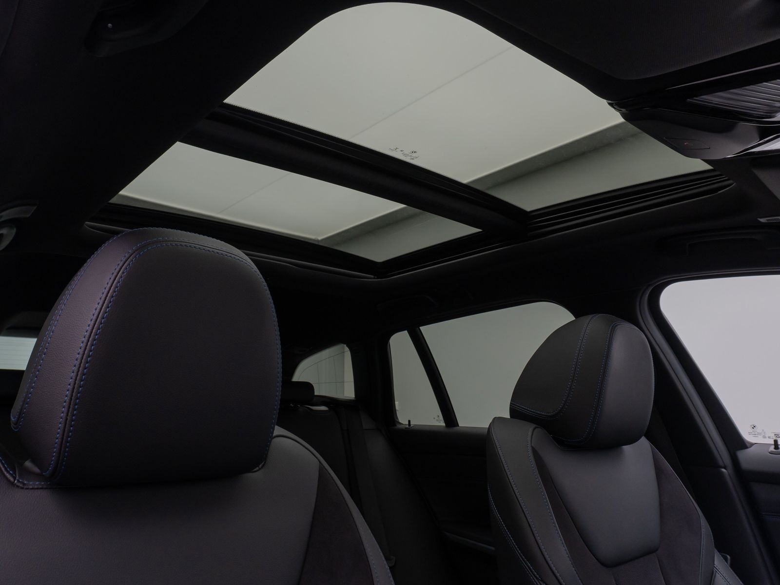 Fahrzeugabbildung BMW 330i M Sport Panorama Kamera DAB HiFi Komfort