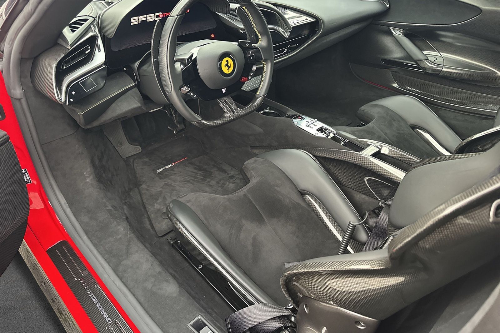 Fahrzeugabbildung Ferrari SF90 Stradale*Fiorano Paket*Full Carbon*4Punkt