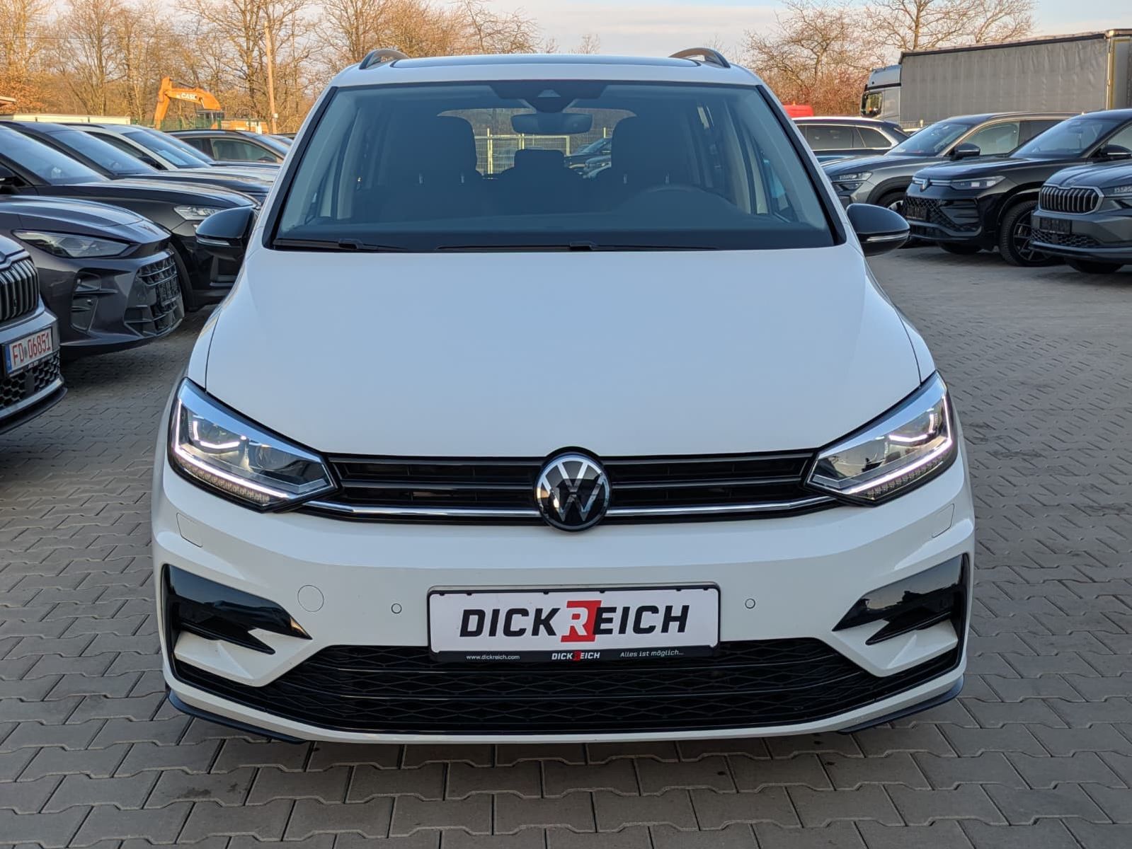 Fahrzeugabbildung Volkswagen Touran 2.0 DSG R-Line High BLACK Pano*7Si*IQ*AHK