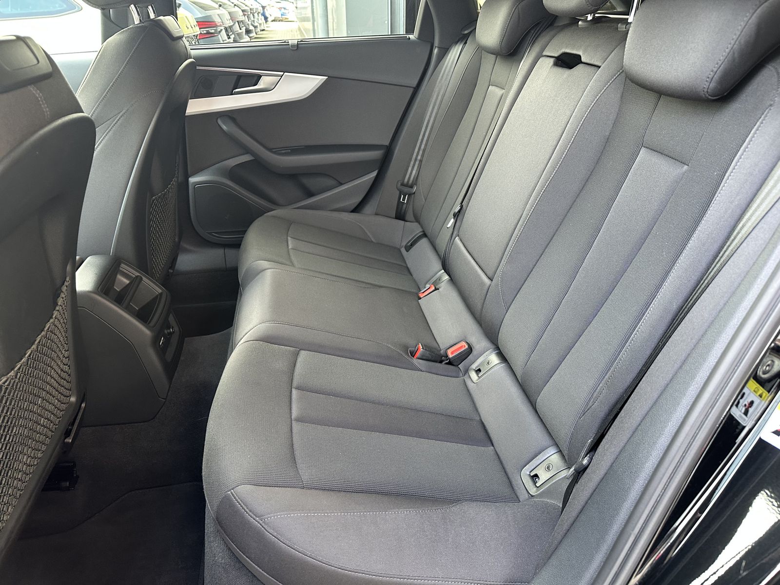 Fahrzeugabbildung Audi A4 Avant 45 TFSI Qu S-Line Black NAV+MATRIX+ACC