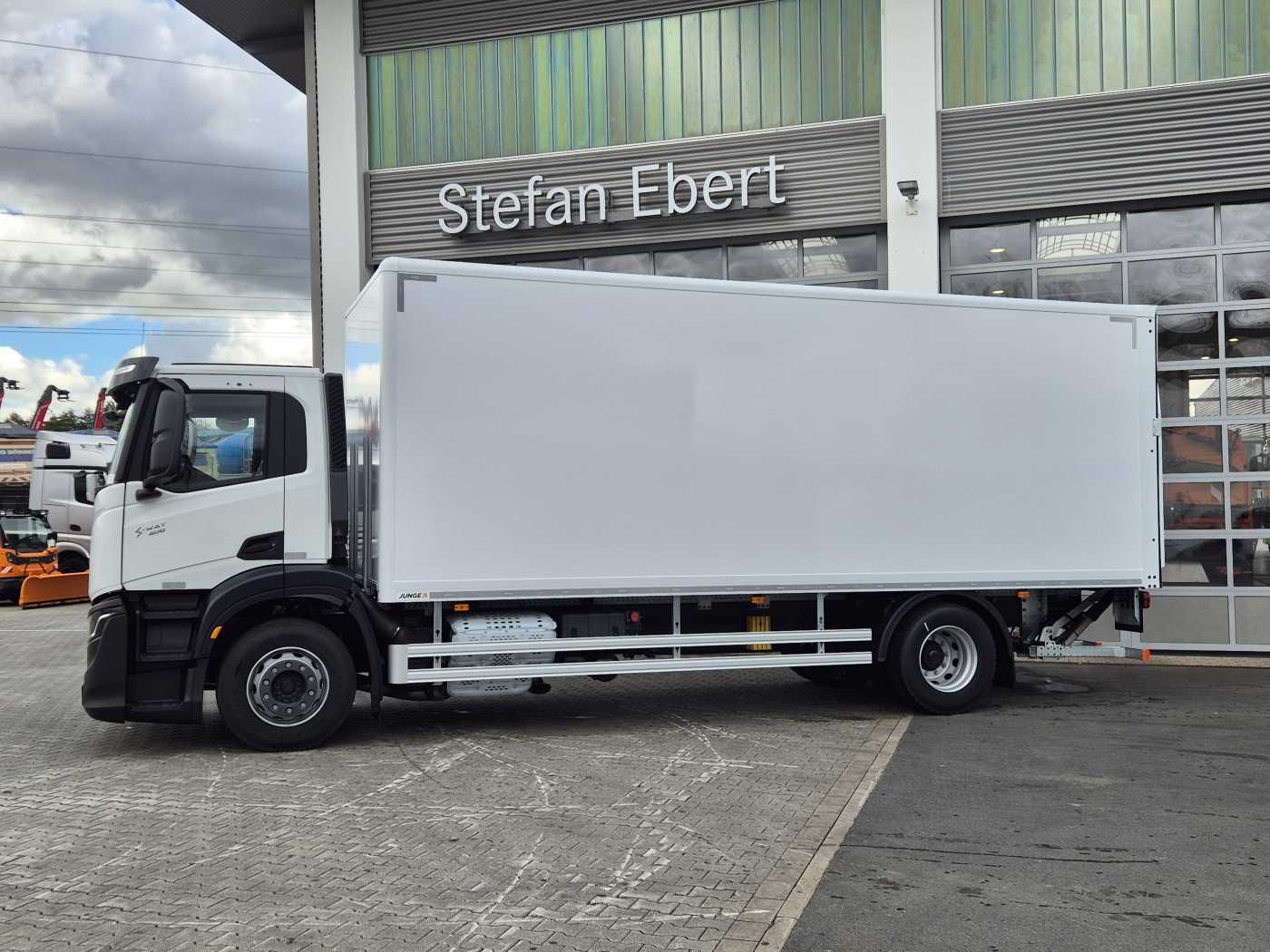 Fahrzeugabbildung Iveco AD190S40/P 4x2 Ladebordwand 2.000kg Navi ACC